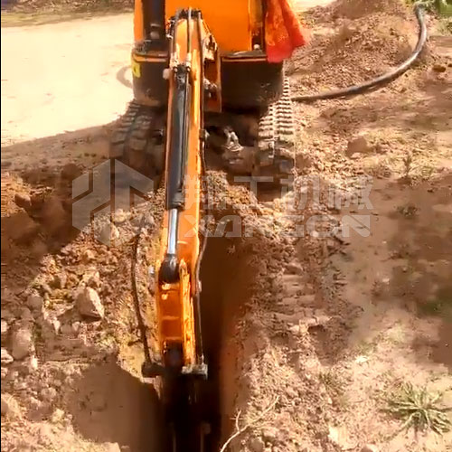 10型小型挖掘機操作簡單，挖溝挖槽不是事